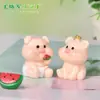 Nueva figura en miniatura de cerdo para decoraciones de bola de cristal DIY de escritorio, con un lindo cerdito comiendo sandía hecho de resina
