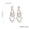 Brincos Pendentes Gota d'Água com Diamantes e Tachas Prateadas, Brincos de Luxo Leve e de Alto Padrão, Retrô, Personalizados, Modernos, Exquisitos e Elegantes para Mulheres