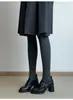 Versão em couro de vaca mocassins de salto alto femininos fivela de couro bico redondo salto grosso estilo britânico sapatos pequenos de couro slip-on sola grossa sapatos de sola única