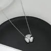 Estilo de Diseño de Nicho para Uso Diario, Collar de Perlas de Flores Pequeñas, Estilo Exquisito de Lujo Ligero, Cadena para Clavícula de Alta Gama al por Mayor
