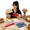 Sobres Florales Vintage en Relieve con Paisajes de Primavera Transfronterizos con un Toque de Lujo, Invitaciones Frescas y Románticas para Ocasiones Especiales