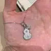 Colar com Pingente Vintage Estilo Old Money Francês de Trevo de Quatro Folhas Dupla Face Escovado com Cravação de Diamantes, Pingente Flor Antiga em Tom Dourado para Mulheres
