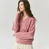 Suéter suave y delicado de punto de cachemira con un escote en V retro, perfecto para usar en capas o solo, con un delicado diseño de punto trenzado.