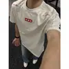 Camiseta de manga curta tendência de verão estilo americano com bordado de letras de marca para homens, adequada para alunos do ensino fundamental II e médio e adolescentes, gola redonda, estilo ins