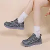Zapatillas de papá de malla transpirable y ligeras con suela gruesa para mujer, nuevos zapatos de mujer para el verano 2026, que aumentan la altura, adelgazan el pie, zapatillas deportivas versátiles