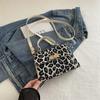 Nova Bolsa de Ombro Moda Tecido de Veludo Texturizado Bolsa 2024 Simples Casual Primavera e Verão Transversal Portátil Pequena Quadrada