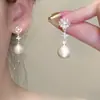 Brincos de Pérola Pétala Francesa com Agulha de Prata S925 Feminino 2025 Novo Estilo Quente Outono e Inverno Brincos Estilo Festivo Acessórios de Orelha