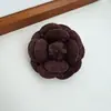 Broche Flor de Laço Marrom Café Estilo College Britânico Retrô Coreano Acessório Versátil para Casaco Outono e Inverno Ornamento de Peito
