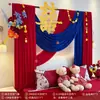 Decoración de Habitación de Boda con un Estilo Chino de Alta Gama, Cortinas de Colores Contrastantes Rojo y Azul, Pared del Fondo de la Cabecera con el Carácter de Doble Felicidad, Habitación de la Novia