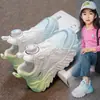 Sapatos Femininos Primavera e Outono 2023 Novos Tênis Infantis de Couro Impermeáveis Tênis Infantis Grandes com Botão Giratório Sapatos de Torre para Meninas