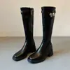 Botas Femininas de Cano Alto 2026 Outono/Inverno Novo Estilo Emagrecedoras Botas Longas Fivela de Metal Botas Skinny Botas de Cano Alto para Montaria