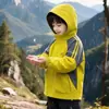 Chaqueta de Asalto para Exteriores para Niños Primavera y Otoño Niños Medianos y Grandes Chaqueta con Capucha de Bloques de Color Tendencia para Niños Genial Chaqueta Cortavientos de Montañismo para Niños