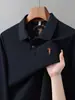 Camisa polo masculina de manga comprida para primavera e outono, 100% algodão mercerizado, com um pequeno logo simples de cavalo e design liso, perfeita como camada base