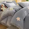 Juego de Cama de Leche Gruesa para Otoño e Invierno de Cuatro Piezas Funda de Edredón de Coral Fale Ropa de Cama con Terciopelo Adicional Juego de Sábanas para Dormitorio de Tres Piezas