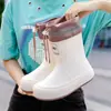Botas de lluvia impermeables de moda transfronterizas para mujer, cómodas con suela gruesa para exteriores, zapatos de agua antideslizantes, zapatos de goma para cocina, boca impermeable, zapatos de mujer