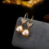 Elegantes Aretes de Mariposa para Mujer con Colgante de Perla, Diseño de Gancho para Oreja Microincrustado de Lujo Ligero, Ear Cuff, Aretes de Botón, Nuevo Modelo 2025