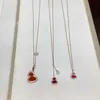 Collar de Calabaza Kirin Aleación de Cobre Chapado en Oro Rosa de 18 Quilates Diamante en Clavícula Ágata Roja Colgante Cadena Pequeña para Suéter