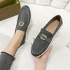 Mocasines de plataforma de gamuza talla grande, nueva colección primavera/otoño 2026, con diseño de cadena metálica, estilo retro y silueta poco profunda sin cordones