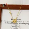 Colar Estilo Xiaohongshu com Flor Oca de Cinco Pétalas Cravejada de Diamantes e Banhado a Ouro, com Pingente de Flor de Cerejeira Rotativo, Corrente para Clavícula com Acabamento de Alto Padrão