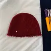 Gorro de punto liso suave y cómodo con bordes deshilachados, un sombrero cálido y elegante para mujer en otoño e invierno, diseñado para hacer que el rostro parezca más pequeño, un nuevo estilo de gorro de punto