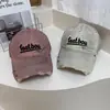 Boné de Beisebol Bordado com Letras Lavadas Estilo Americano para Homens, Chapéu Versátil Macio Tendência Street Style, Boné Bico de Pato Fashionável para Afinar o Rosto