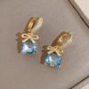 Pendientes pequeños y exquisitos con costura de mariposa, temperamento simple, aguja de plata S925, temperamento que combina con todo, joyería de alta gama con un toque especial.
