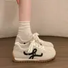Novos tênis de treino alemães de sola grossa, originais, nicho chinês, femininos, novidade outono 2026, sapatos brancos versáteis, sapatos casuais da moda