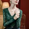 Camiseta básica de encaje jacquard a cuadros flocado para mujer, corte ajustado, Otoño 2023 Nuevo, cuello en V, plisada, adelgazante, estilo occidental, camisa pequeña