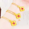 Joyería de oro cepillado, mismo estilo que la tienda de oro, incrustada con diamantes y rubíes, colgante de trébol de cuatro hojas para mujer, nicho, sentido de diseño de alta gama, accesorio
