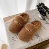 Chinelos fofos estilo coreano com padrão de letras simples para mulheres, adequados para outono e inverno, chinelos de pelúcia planos fáceis de calçar para uso interno