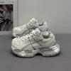 Novos Sapatos de Pai Sapatos Brancos Femininos Primavera e Outono 2026 Estilo Coreano Versátil Aumentador de Altura Finos Respiráveis Esportivos Casuais Sapatos Femininos
