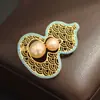 Broche de Lujo de Alta Gama con Diseño de Calabaza de Perla Natural Bicolor, Presentando un Diseño Hueco Incrustado de Diamantes, Simbolizando Buena Fortuna y Prosperidad, Adecuado para Mujeres