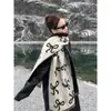 Cachecol Versátil Novo de Inverno com Padrão de Laço Dupla Face em Falso Cashmere para Mulheres, Grosso e Estiloso, Adequado para Estudantes
