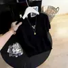 Blusa cinza de gola redonda com apliques de letras, blusa feminina simples de tricô de manga curta, estilo francês de verão 2026, primorosamente elegante e sofisticada