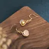 Fonte de Suprimentos para Transmissão ao Vivo de Joias: Artesanato Tradicional em Ouro, Design Estilo Palácio, Brincos de Cristal Colorido em Forma de Coração, Incrustados com Pedras Preciosas Coloridas e Ornamentos de Orelha em Ágata