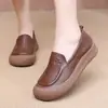 Mocassins retrô de couro macio para mulheres, nova coleção outono 2026, sapatos slip-on versáteis, sapatos tipo "mãe" com sola macia, sapatilhas de bico fino