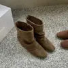 ¡La fábrica está en proceso de producir bienes! Zapatos Mismo Estilo que Mamá Uva, Botines de Gamuza Estilo Coreano con Punta Cuadrada, Aumento Interno de Altura y Diseño Fruncido, Botines Cortos para Mujer