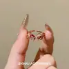 Anillo de corazón con lazo de diamante rosa soñador y femenino, diseño único con un toque de alta gama, versátil para apilar