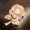 Broche Flor de Cristal Rosa Totalmente Cravejado de Diamantes de Luxo Exagerado de Alta Qualidade Broche de Lapela Robusto Elegante e Grandioso para Mulheres
