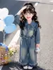 Conjunto de jeans com renda fashion para meninas coreanas 2026 outono novo conjunto de duas peças escolar tendência de moda em vestuário infantil de comércio exterior
