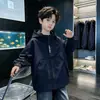 Chaqueta de otoño para niños, estilo primavera y otoño, nueva moda 2026 y cortavientos elegante, ropa de trabajo con capucha de otoño para niños mayores