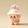 Lindo Conejo de Peluche con Forma de Frijol Sentado y Usando Sombrero Adorno Mini de Escritorio de Moda Caja Ciega Bolsita Ciega Accesorios Venta al por Mayor