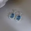 Los pendientes redondos geométricos de circón azul para mujer son extremadamente hermosos, accesorios para la oreja únicos con un sentido de lujo ligero y elegancia de alta gama.