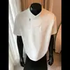 Camiseta de Verano para Hombre Cleanfit Marca Trendy Cremallera Diagonal Cuello en V Manga Corta Estilo Artístico de Nicho Hombro Recto Top de Media Manga Estilo Americano