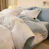 Uma. Conjunto de cama de quatro peças 100% algodão, com lado B em veludo de leite, capa de edredom de algodão escovado, lençol de cama de fleece de coral espesso e quente, e colcha