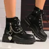 Botines para personas petite para aumentar la altura, botas de motocicleta de suela gruesa estilo callejero, nuevo estilo Primavera/Otoño 2026, Dr con detalle de cadena. Botas Martens para mujer, negras