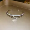 Pulseira Aberta de Zircônia em Forma de Laço Retrô Simples Moda Temperamento Versátil Pulseira Joia de Luxo Leve Alta Qualidade Atacado