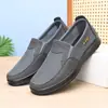 Tênis casuais de malha respirável feitos sob medida para o verão com solas macias, confortáveis de usar, estilo slip-on, perfeitos para pais, sapatos casuais masculinos