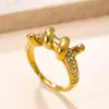 Joyería de moda europea y americana de acero de titanio, anillo exagerado de nicho fundido con forma retorcida incrustado de diamantes, anillo de acero inoxidable chapado en oro de 18 quilates