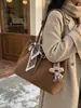 Bolsa Retrô de Grande Capacidade para Mulheres 2026 Nova Tendência de Alta Qualidade Versátil Bolsa de Ombro para Sair para o Trabalho e Deslocamento Bolsa Tote